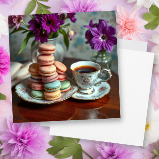 Macaron, Kaffee und Vasen mit violetten Blumen Karte