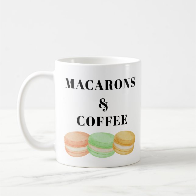 Macarons und Kaffee-Sprichwort Kaffeetasse (Links)
