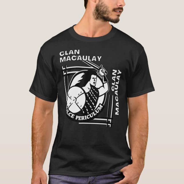 MacAulay Clan Gaelic Motto Swordsman T-Shirt (Vorderseite)