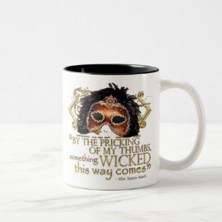 Macbeth "etwas böses" Zitat (Goldversion) Zweifarbige Tasse