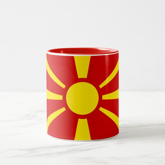 Macedonia-Flaggen-Tasse Zweifarbige Tasse (Mittel)