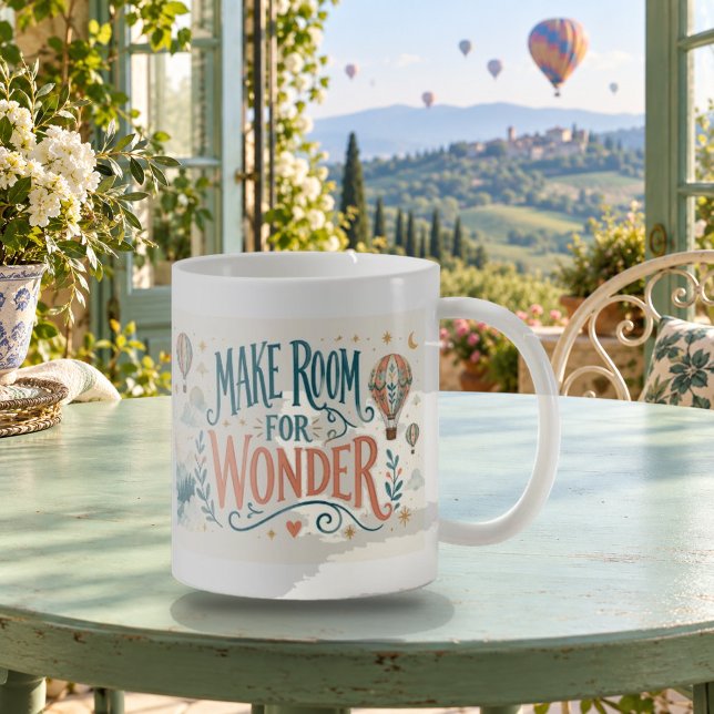 Mach Platz für Wunder Handlettered Becher Kaffeetasse (Make Room for Wonder Hand Lettered Mug — refined lighting and contact shadows. Digital lifestyle preview.)