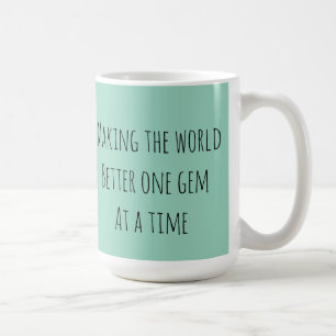 Mache die Welt ein bisschen besser, ein Juwel nach Kaffeetasse