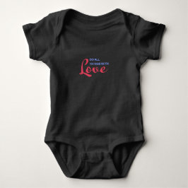 Machen Sie alles mit Liebe - inspirierendes Zitat Baby Strampler