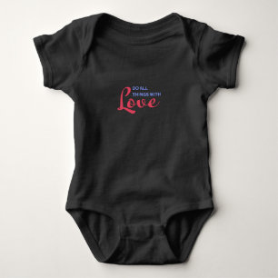 Machen Sie alles mit Liebe - inspirierendes Zitat Baby Strampler