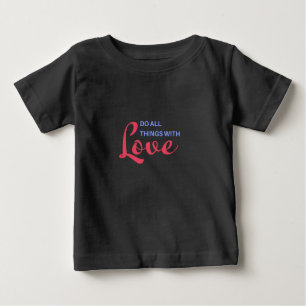 Machen Sie alles mit Liebe - inspirierendes Zitat Baby T-shirt