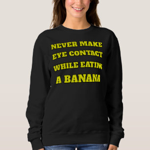 Machen Sie nie Augenkontakt beim Essen einer Banan Sweatshirt