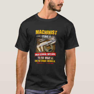 Machinist, der ein Diplom der Hochschule benutzt, T-Shirt
