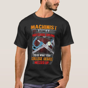 Machinist, der ein Diplom der Hochschule benutzt, T-Shirt