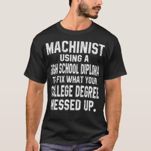 Machinist, der ein Diplom der Hochschule benutzt, T-Shirt