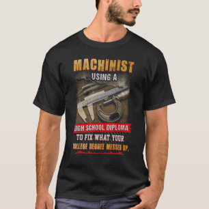 Machinist, der ein Schuldiplom benutzt, um das Pro T-Shirt