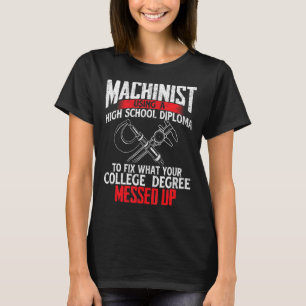 Machinist mit einer CNC-Maschine mit einem Diplom T-Shirt