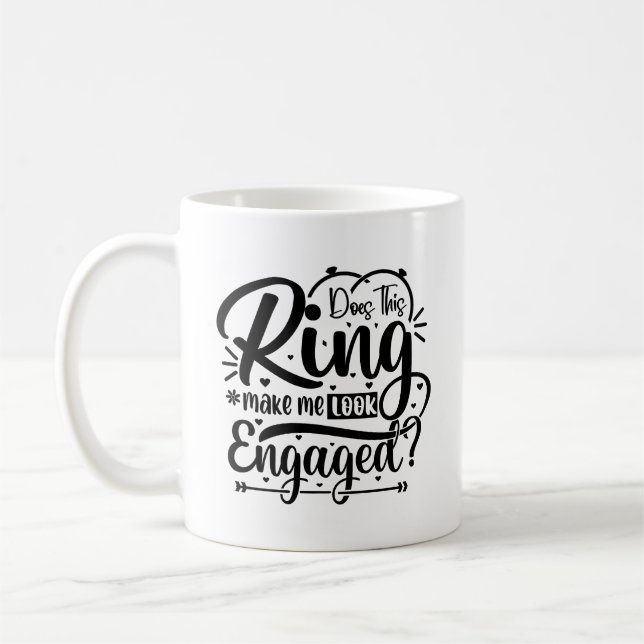 Macht mich dieser Ring Verlobte Typografie-Tasse a Kaffeetasse (Links)