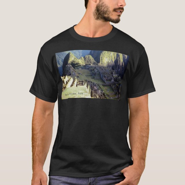 "Machu Picchu an der Dämmerung" Dunkelheit T-Shirt (Vorderseite)