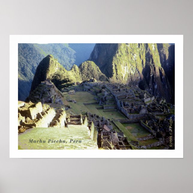 Machu Picchu bei Morgendämmerung Poster (Vorne)