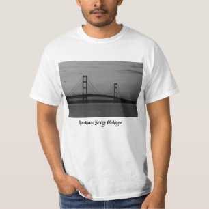 Mackinac-Brücke bei der Dämmerung T-Shirt