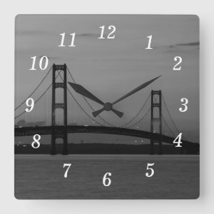 Mackinac-Brücke bei der Dusk-Graustufen-Wall-Uhr Quadratische Wanduhr