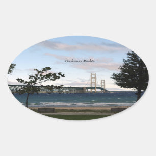 Mackinac-Brücke mit Baumaufkleber Ovaler Aufkleber