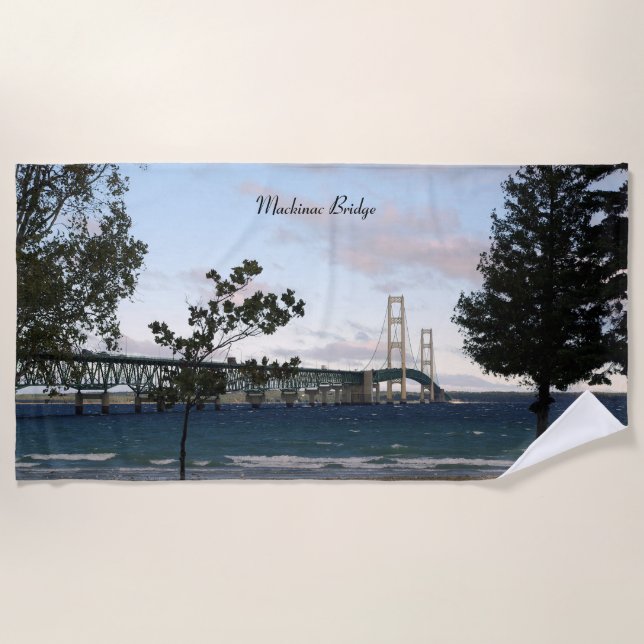 Mackinac-Brücke mit Baumbestand Badetuch (Vorderseite)