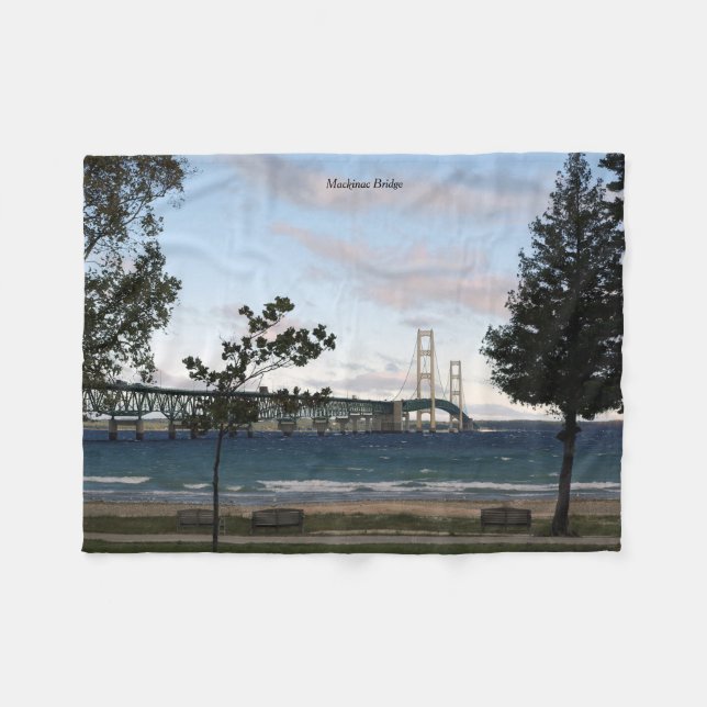 Mackinac-Brücke mit Baumflockendecke Fleecedecke (Vorderseite (Horizontal))