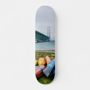 Mackinac-Brücke und Kanus Skateboard