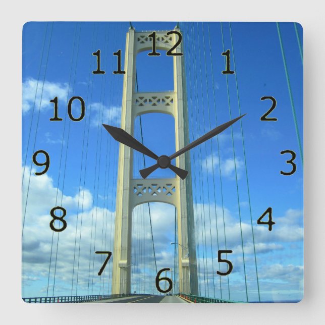 Mackinac Brücken-Kunst mit Zahlen Quadratische Wanduhr (Vorderseite)