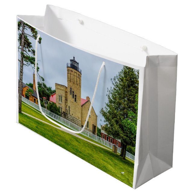 Mackinac Point Light Große Geschenktüte (Vorderseite Schrägansicht)