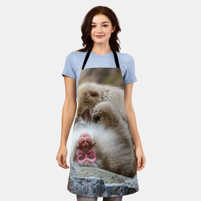 Macque Monkey, der das gute Leben genießt Schürze (Getragen)