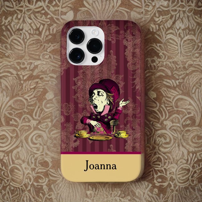 Mad Hatter Burgundy und Gold Damask mit Monogram Case-Mate iPhone Hülle (Von Creator hochgeladen)