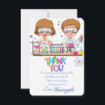 Mad Science Birthday Danke Karte<br><div class="desc">Erleben Sie Ihre Gäste mit dieser farbenfrohen Geburtstagsparty der Wissenschaft Dankeschön-Karte mit zwei experimentierenden Wissenschaftlern,  einem farbenfrohen Dankeschön und einem bunten Punkt für den Hintergrund. Fügen Sie einfach Ihre Dankeschön-Notiz und den Namen des Kindes zu dieser leicht zu bedienenden Vorlage hinzu,  um sie zu einer einmaligen Karte zu machen.</div>