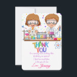 Mad Science Birthday Danke Karte<br><div class="desc">Erleben Sie Ihre Gäste mit dieser farbenfrohen Geburtstagsparty der Wissenschaft Dankeschön-Karte mit zwei experimentierenden Wissenschaftlern,  einem farbenfrohen Dankeschön und einem bunten Punkt für den Hintergrund. Fügen Sie einfach Ihre Dankeschön-Notiz und den Namen des Kindes zu dieser leicht zu bedienenden Vorlage hinzu,  um sie zu einer einmaligen Karte zu machen.</div>