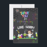 Mad Science Birthday Party danke Karte<br><div class="desc">Erleben Sie Ihre Gäste mit dieser farbenfrohen Geburtstagsparty der Wissenschaft dank Ihrer Karte mit wissenschaftlichen Elementen wie experimentellen Werkzeugen und einem Wissenschaftler, der ein Experiment macht. Fügen Sie einfach den Namen Ihres Kindes auf dieser einfach zu bedienenden Vorlage hinzu, um es zu einer einmaligen Dankeschön-Tag oder Gunst-Karte zu machen. Suchen...</div>