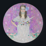 Mada Primavesi Gustav Klimt Lila Girl Portrait Große Wanduhr<br><div class="desc">Berühmtes Mada Primavesi-Portrait von Gustav Klimt. Dieses Bild zeigt ein brünettes Mädchen in einem hübschen, weißen Kleid mit Blume vor einem lila Hintergrund. Schöne Farben auf diesem Vintagen Kunstwerk einer Frau.</div>