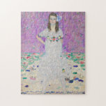 Mada Primavesi von Gustav Klimt Puzzle<br><div class="desc">Berühmtes Mada Primavesi-Portrait von Gustav Klimt. Dieses Bild zeigt ein Mädchen in einem weißen Kleid mit Blume vor einem lila Hintergrund. Schöne Farben auf diesem Kunstwerk.</div>