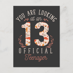 Mädchen 13. Geburtstag schaut sich als offiziellen Postkarte
