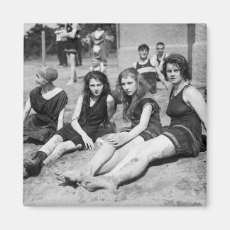 Mädchen am Strand, Anfang des 20. Jahrhunderts Magnet