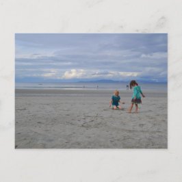 Mädchen am Strand Postkarte