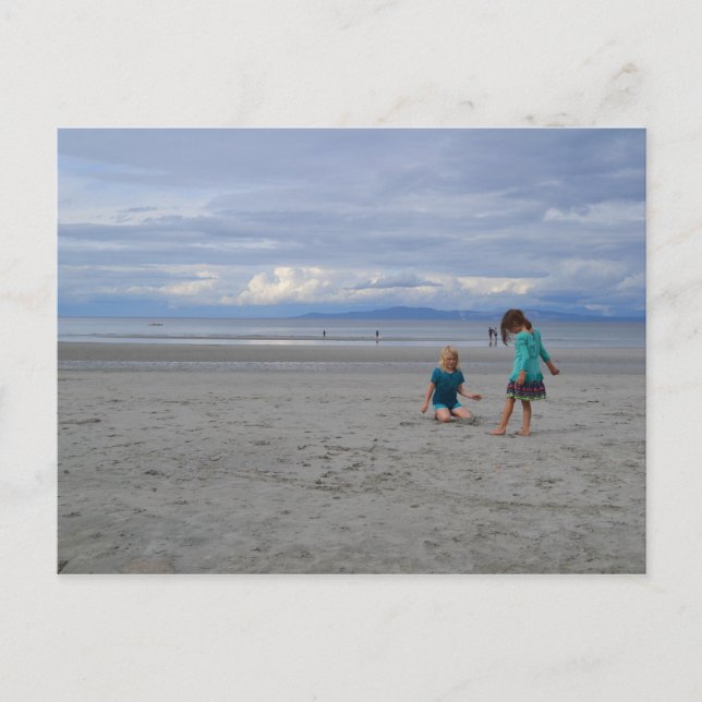 Mädchen am Strand Postkarte (Vorderseite)