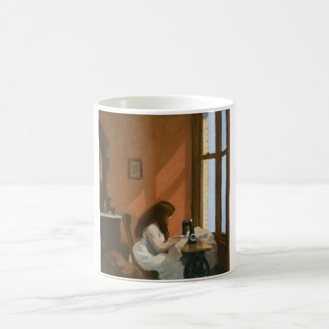 Mädchen an einer Nähmaschine (von Edward Hopper) Kaffeetasse (Mittel)