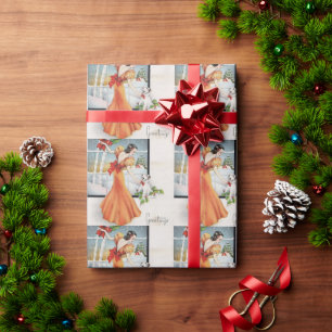 Mädchen an Weihnachten im Vintage-Look an einem Fe Geschenkpapier