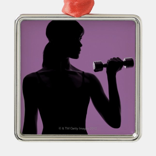 Mädchen anhebender Dumbbell auf lila Hintergrund Silbernes Ornament (Vorne)
