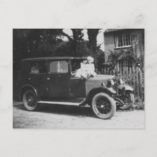 Mädchen auf Auto altes Schwarz-Weiß-Bild - Postkar Postkarte