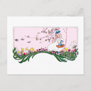 Mädchen auf dem blühenden Hügel im Frühling Postkarte