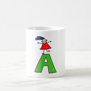 Mädchen auf dem Buchstaben A Kaffeetasse