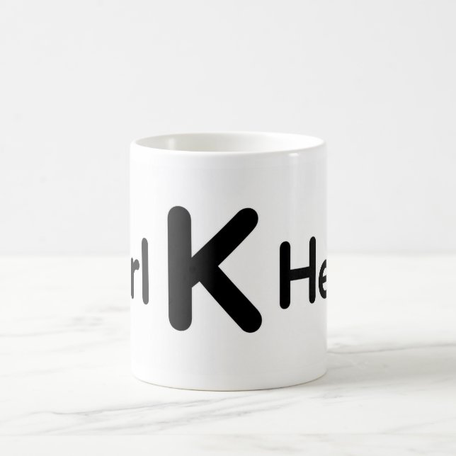 Mädchen auf der Gänseblümchen-Wiese – Minimalistis Kaffeetasse (Mittel)