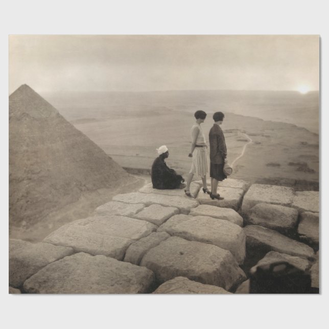 Mädchen auf der Spitze der Pyramide von Cheops in  Geschenkpapier (Flach)