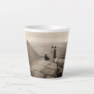 Mädchen auf der Spitze der Pyramide von Cheops in Milchtasse