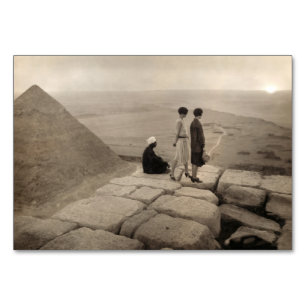 Mädchen auf der Spitze der Pyramide von Cheops in  Tischnummer