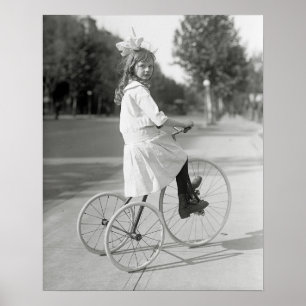 Mädchen auf Dreirad, 1917. Altes Foto Poster