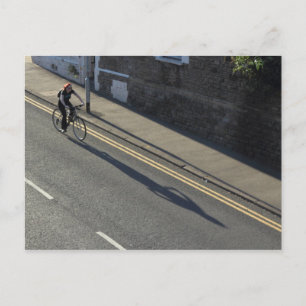 Mädchen auf einem Fahrrad Postkarte